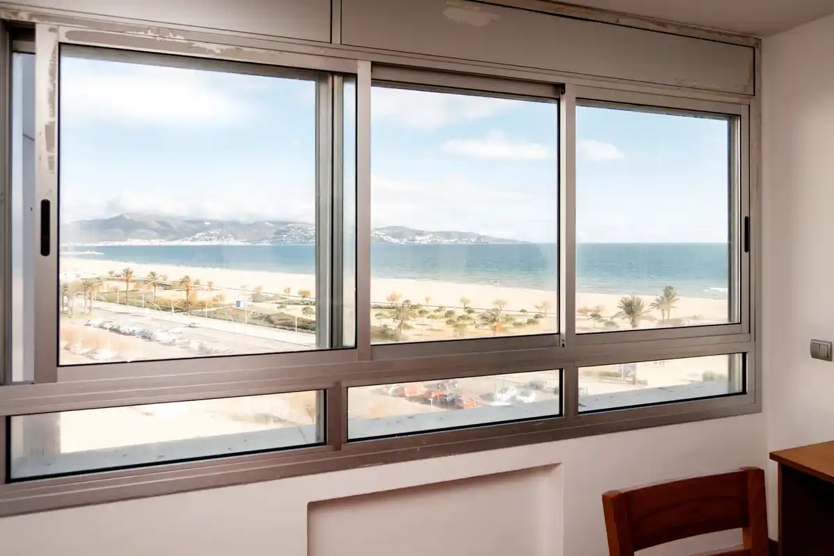 Vive el mar a solo 100 metros de la playa de Empuriabrava.