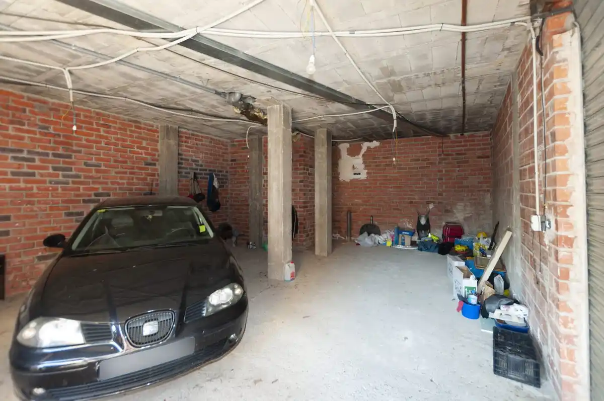 Local +garaje en venta (Roses).