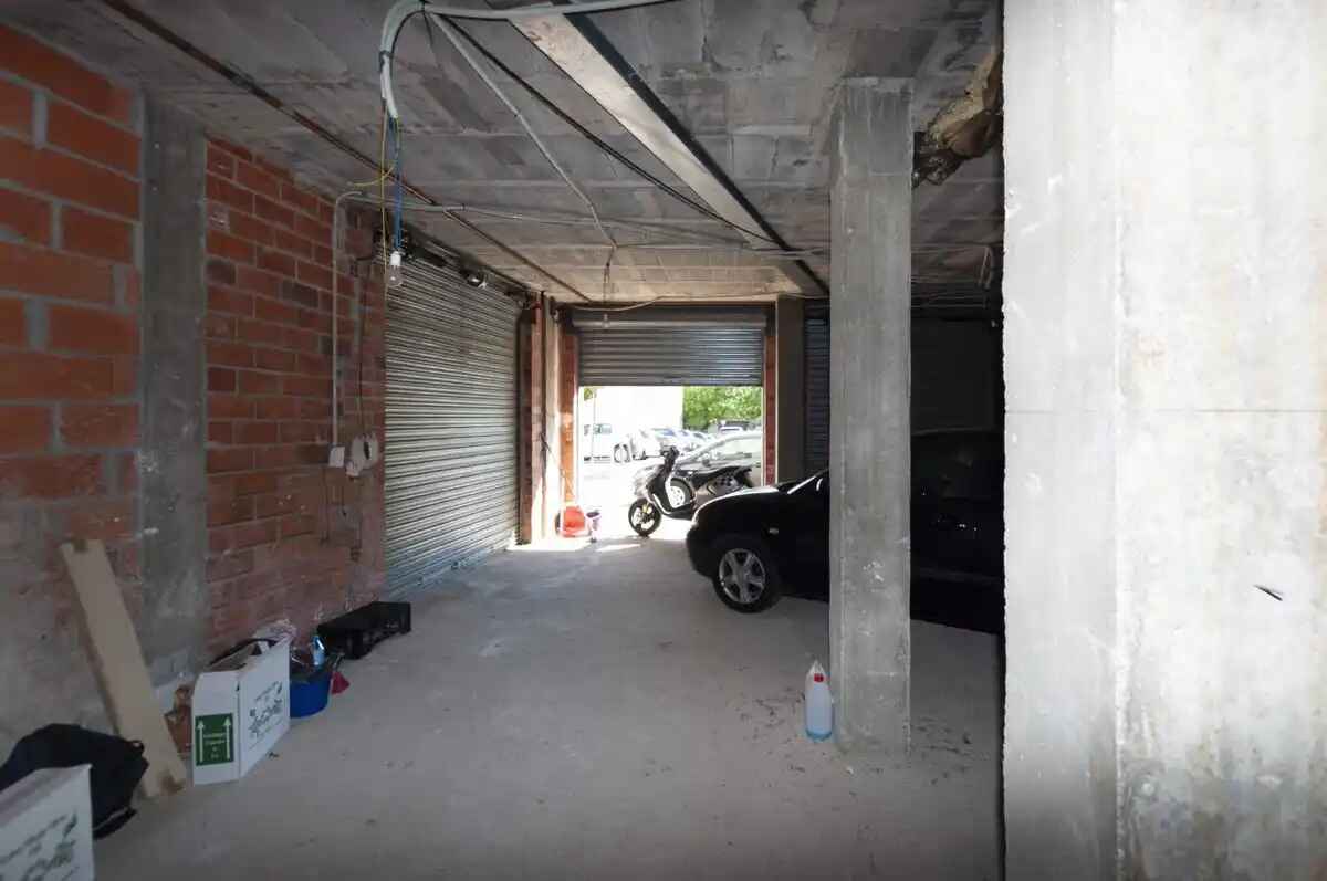 Local +garatge en venda (Roses).