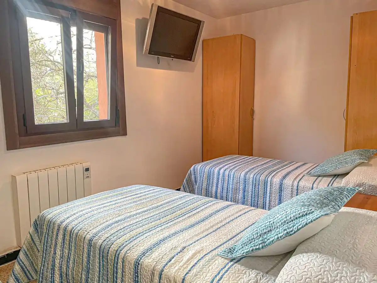 CASA CON DOS VIVIENDAS INDEPENDIENTES EN ALBANYÀ