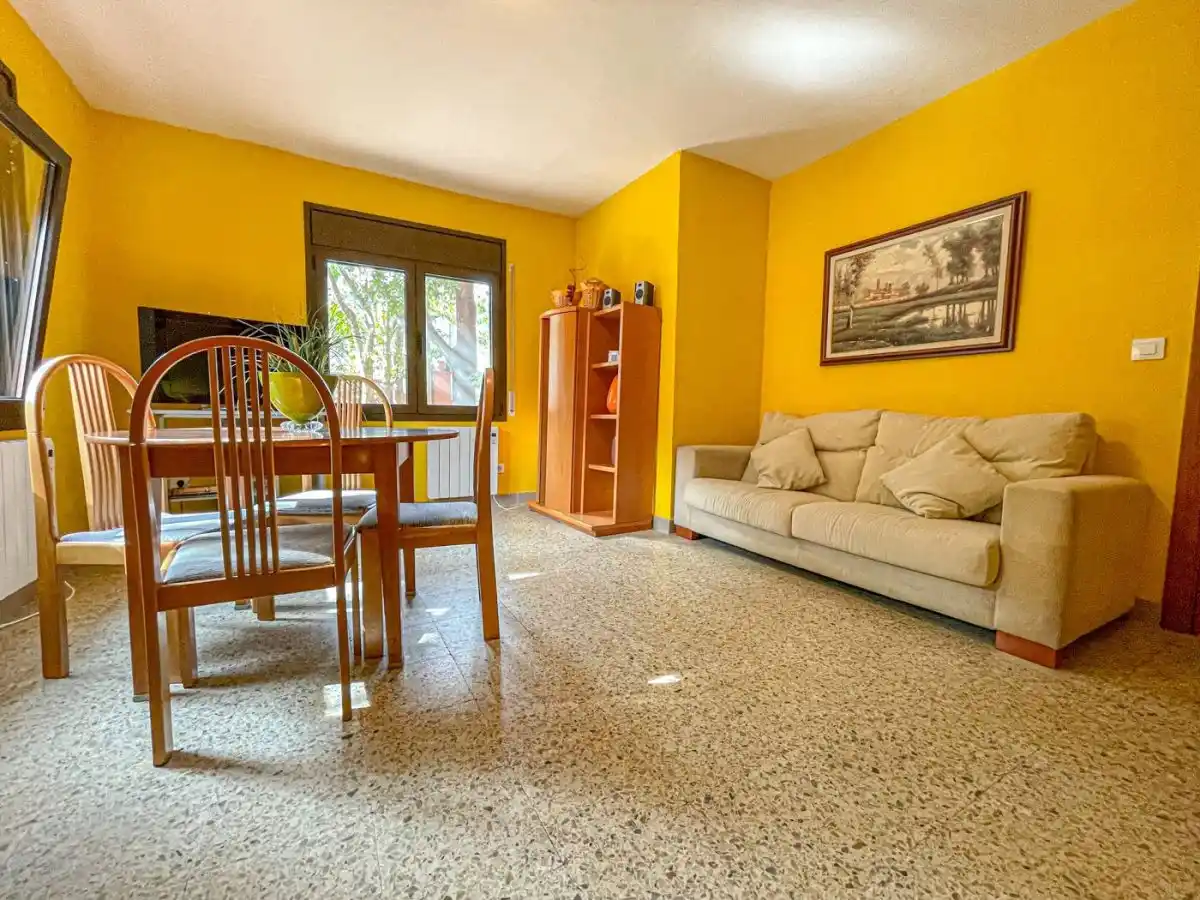 CASA CON DOS VIVIENDAS INDEPENDIENTES EN ALBANYÀ