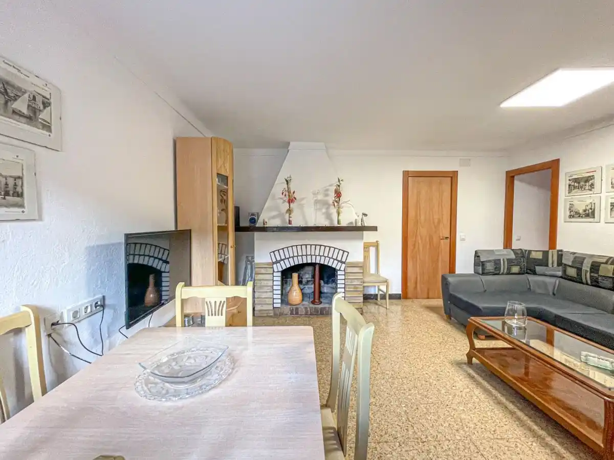 CASA CON DOS VIVIENDAS INDEPENDIENTES EN ALBANYÀ