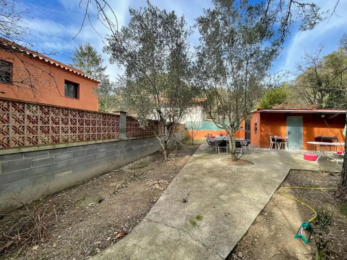 CASA CON DOS VIVIENDAS INDEPENDIENTES EN ALBANYÀ