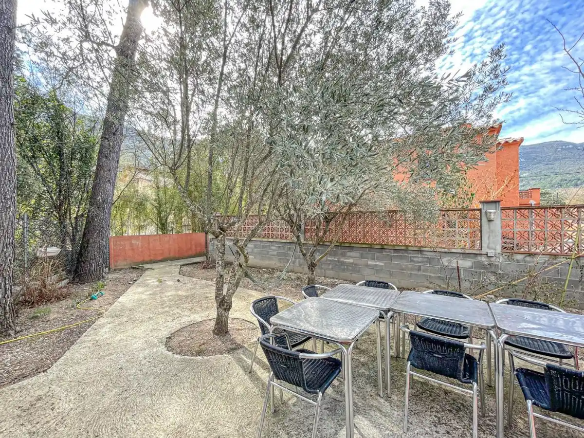 CASA CON DOS VIVIENDAS INDEPENDIENTES EN ALBANYÀ