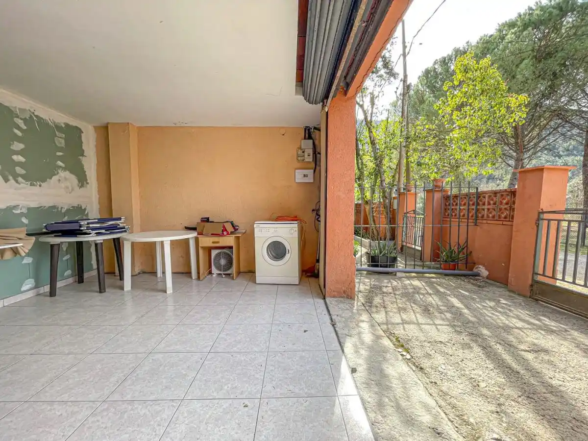 CASA CON DOS VIVIENDAS INDEPENDIENTES EN ALBANYÀ