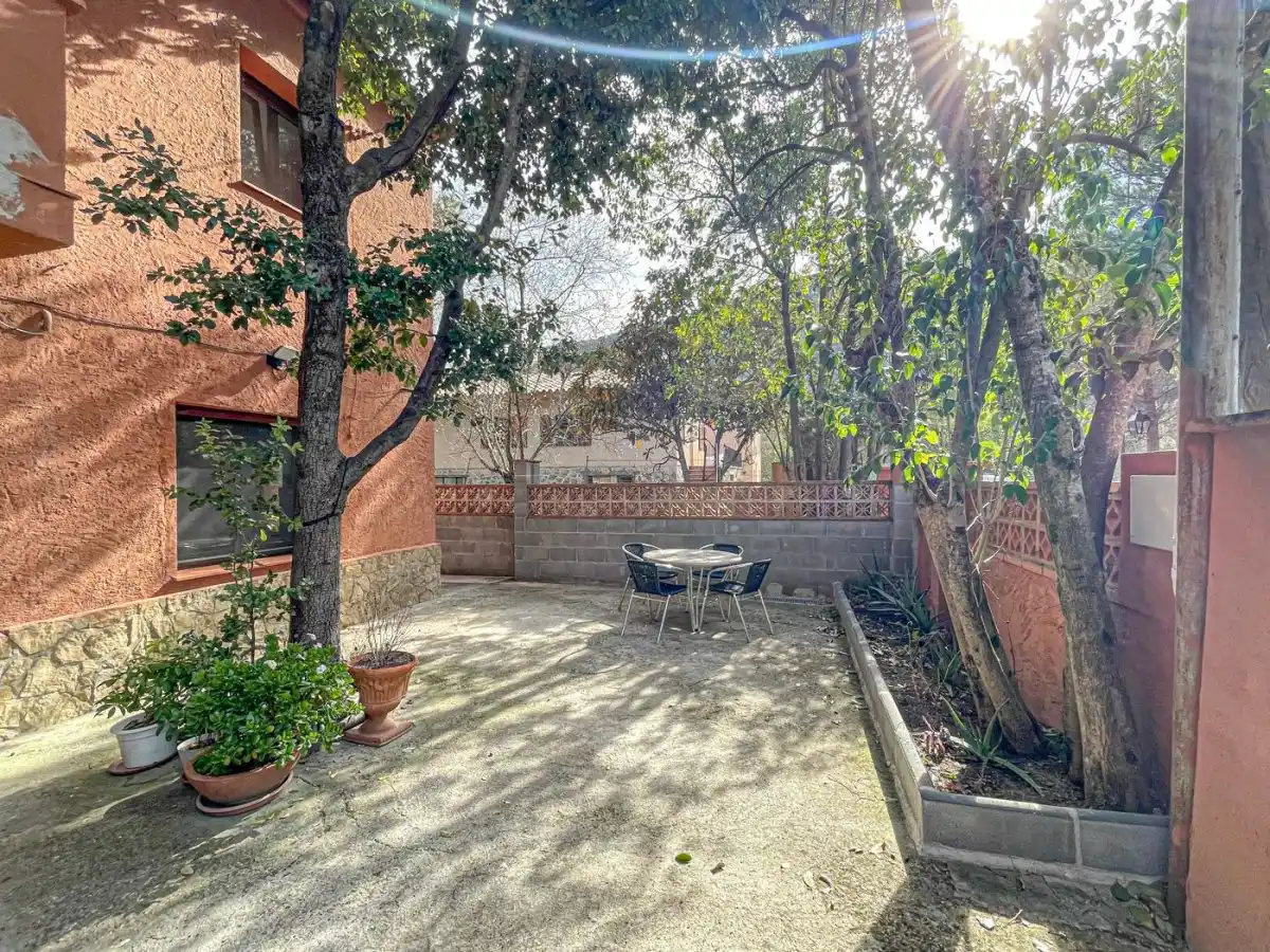 CASA CON DOS VIVIENDAS INDEPENDIENTES EN ALBANYÀ