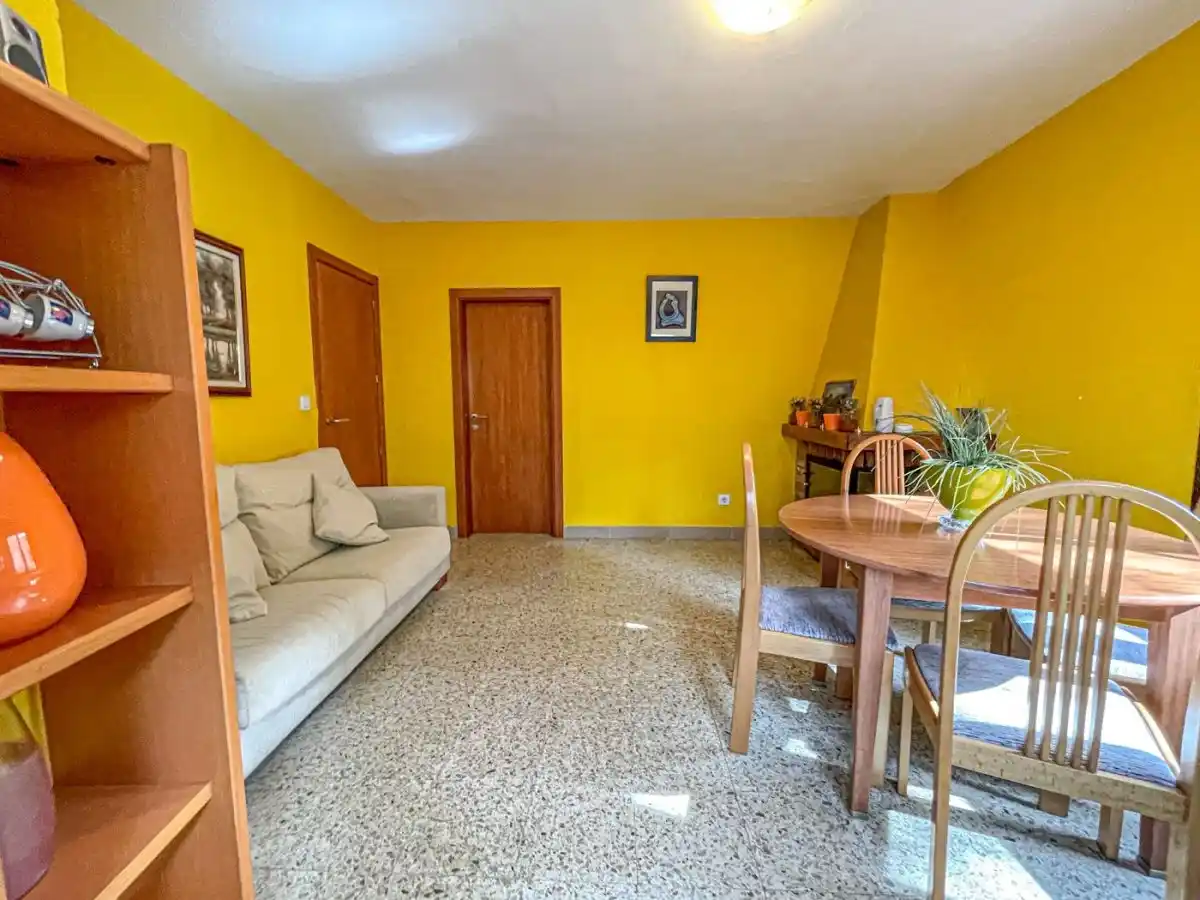 CASA CON DOS VIVIENDAS INDEPENDIENTES EN ALBANYÀ