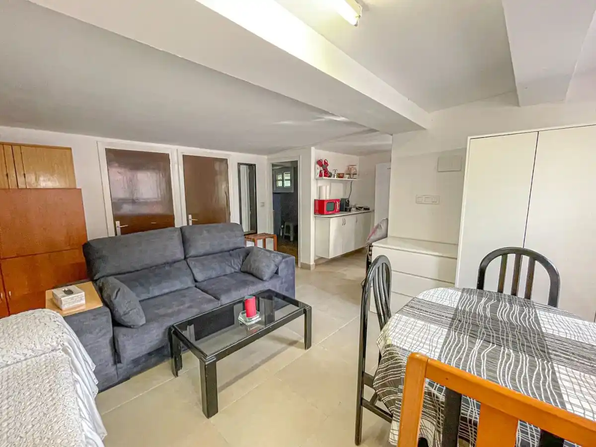 CASA CON DOS VIVIENDAS INDEPENDIENTES EN ALBANYÀ