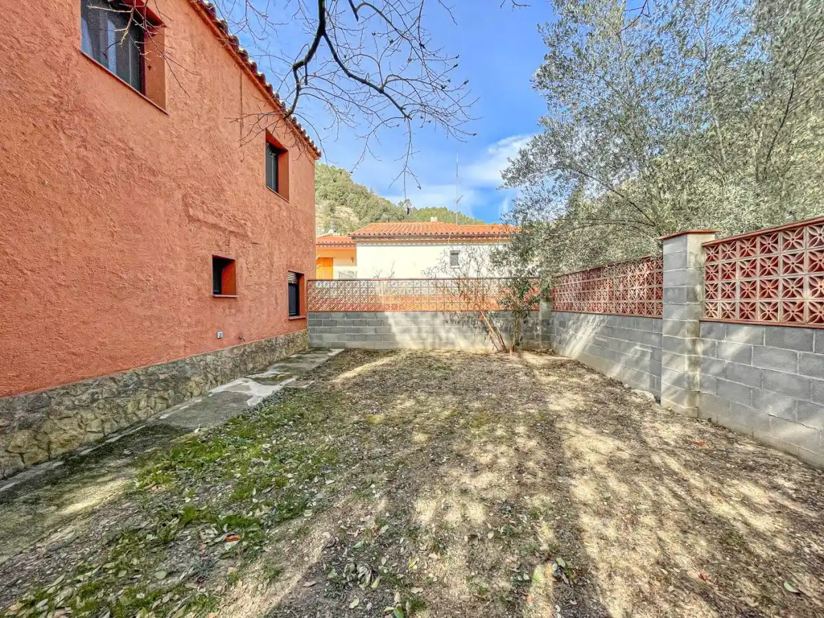 CASA CON DOS VIVIENDAS INDEPENDIENTES EN ALBANYÀ