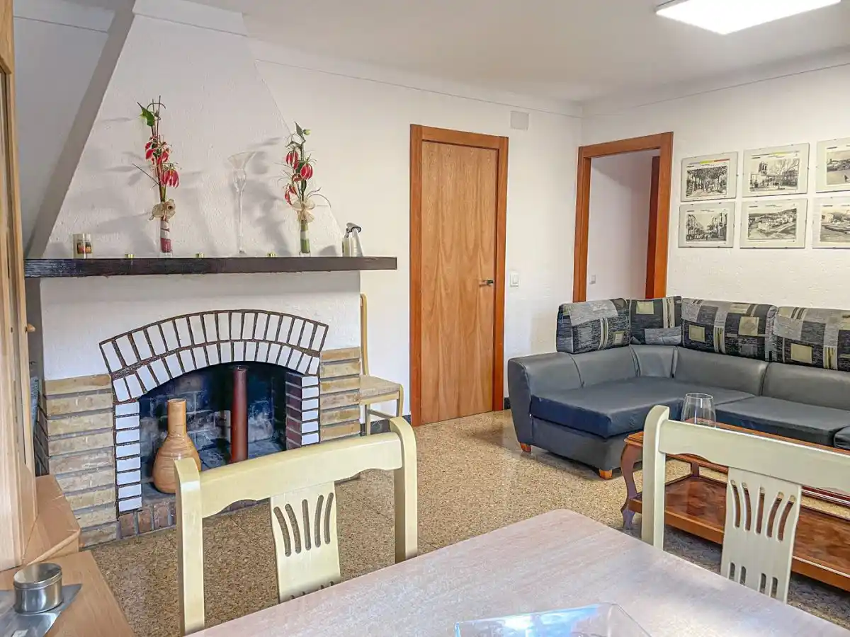 CASA CON DOS VIVIENDAS INDEPENDIENTES EN ALBANYÀ