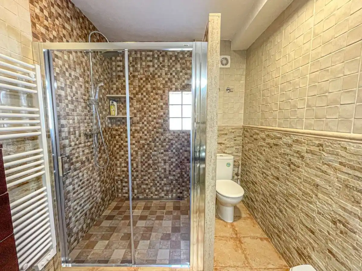 CASA CON DOS VIVIENDAS INDEPENDIENTES EN ALBANYÀ