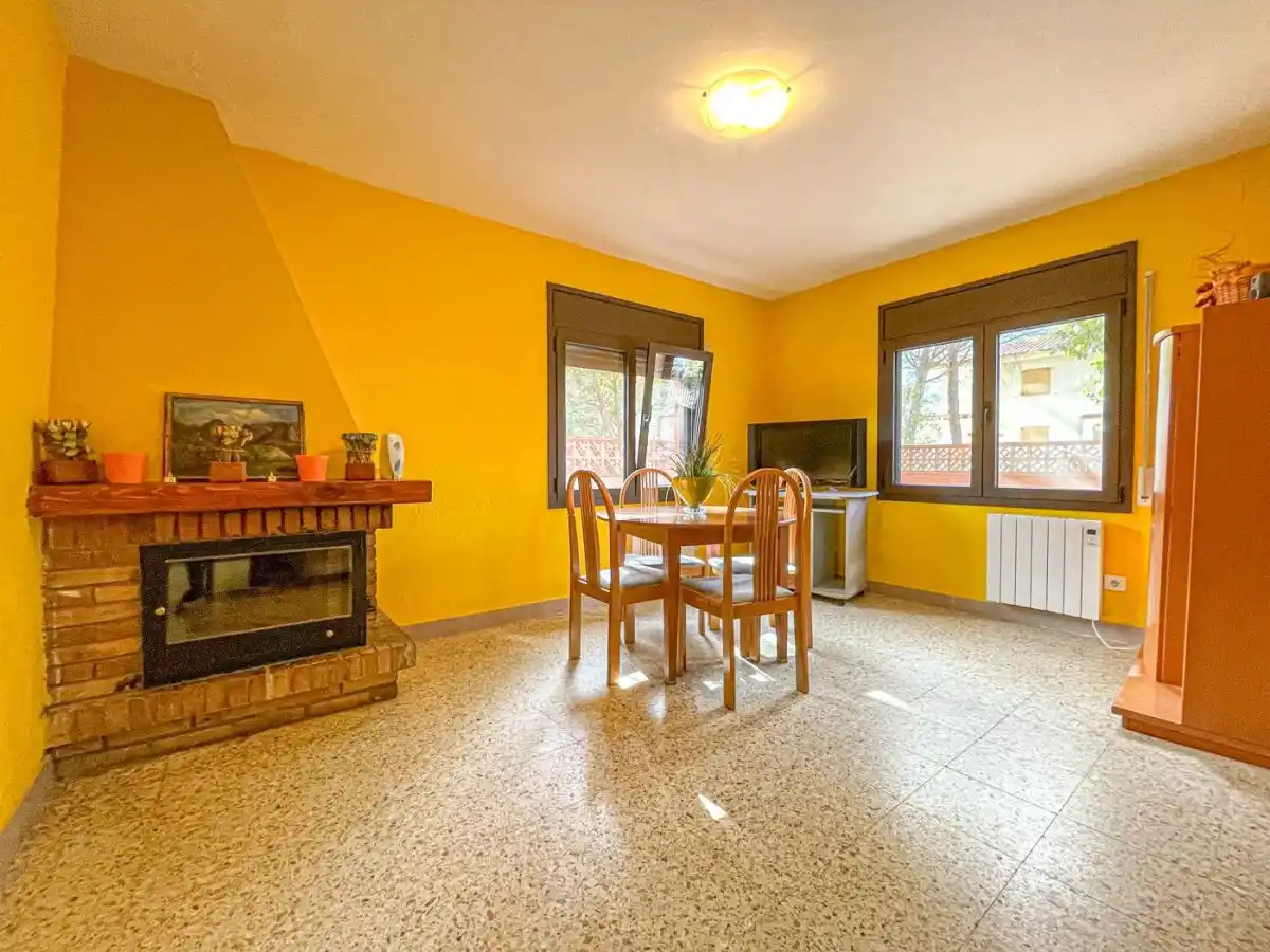 CASA CON DOS VIVIENDAS INDEPENDIENTES EN ALBANYÀ