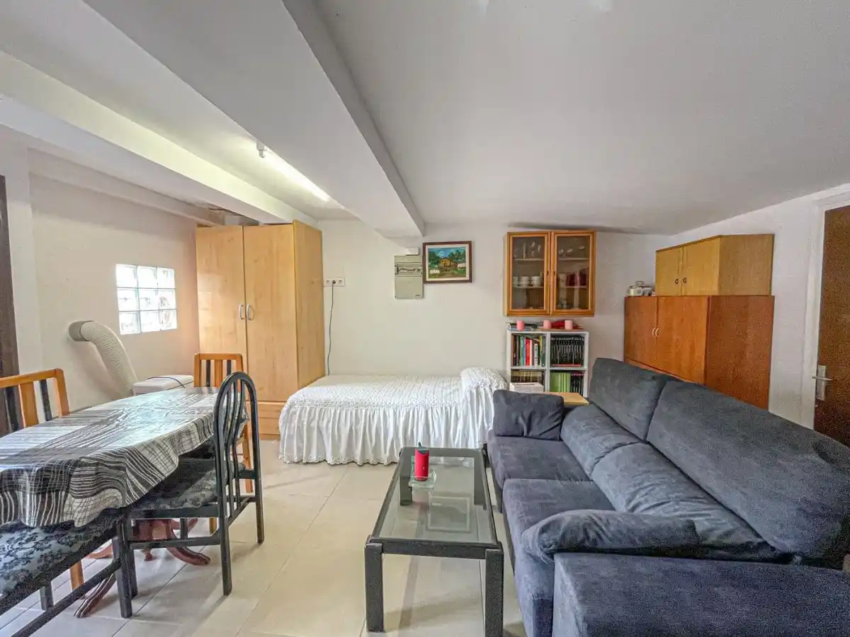 CASA CON DOS VIVIENDAS INDEPENDIENTES EN ALBANYÀ