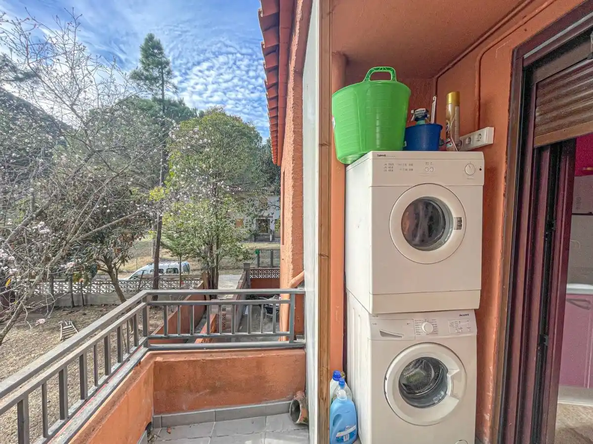 CASA CON DOS VIVIENDAS INDEPENDIENTES EN ALBANYÀ