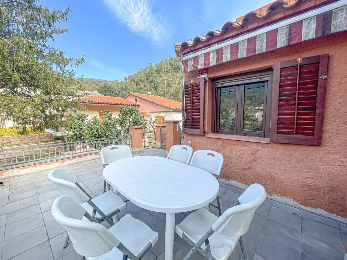 CASA CON DOS VIVIENDAS INDEPENDIENTES EN ALBANYÀ