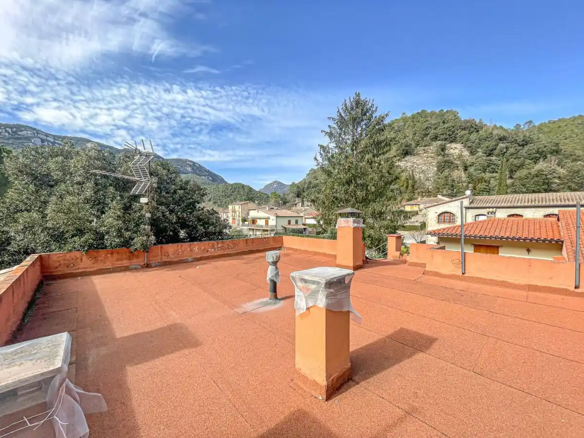 CASA CON DOS VIVIENDAS INDEPENDIENTES EN ALBANYÀ