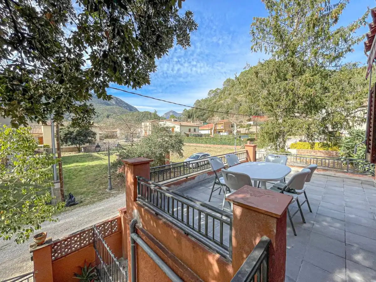 CASA CON DOS VIVIENDAS INDEPENDIENTES EN ALBANYÀ