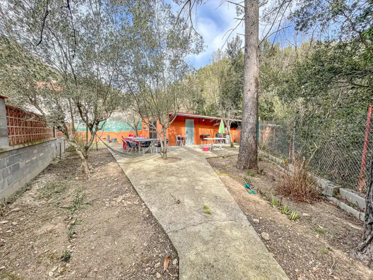 CASA CON DOS VIVIENDAS INDEPENDIENTES EN ALBANYÀ