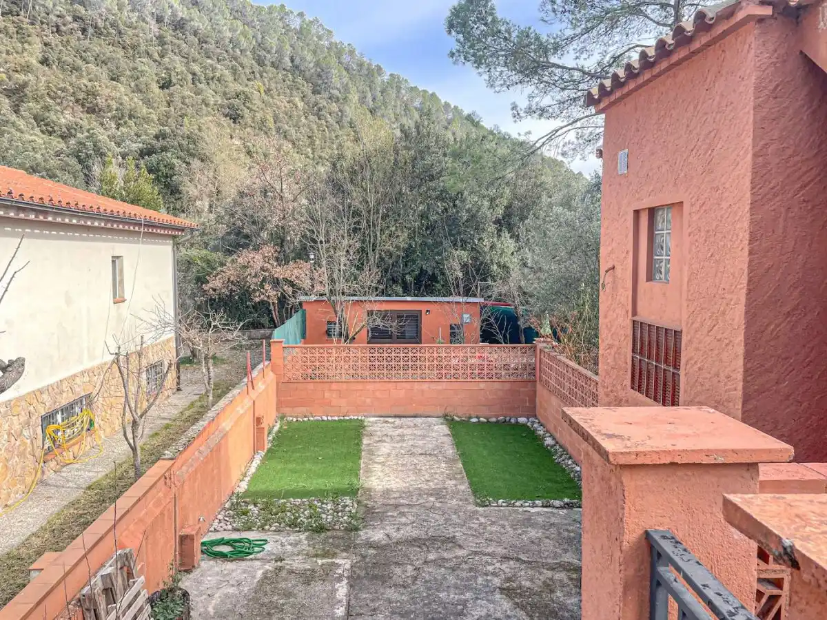 CASA CON DOS VIVIENDAS INDEPENDIENTES EN ALBANYÀ