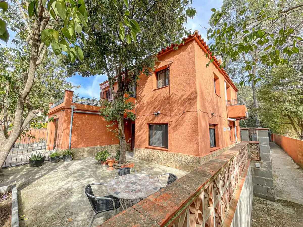 CASA CON DOS VIVIENDAS INDEPENDIENTES EN ALBANYÀ