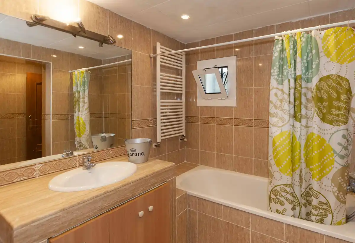 Amplio apartamento con jardín privado cerca de la playa y del centro de la ciudad. (Roses)