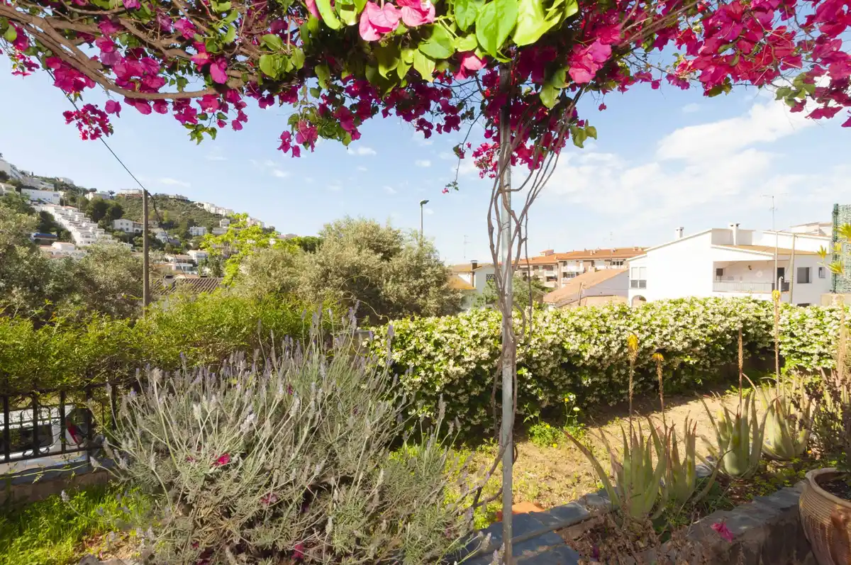 Amplio apartamento con jardín privado cerca de la playa y del centro de la ciudad. (Roses)