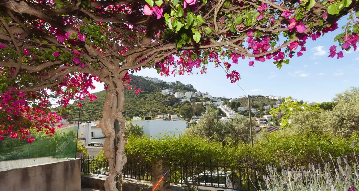 Amplio apartamento con jardín privado cerca de la playa y del centro de la ciudad. (Roses)