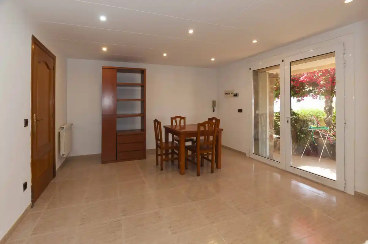 Amplio apartamento con jardín privado cerca de la playa y del centro de la ciudad. (Roses)
