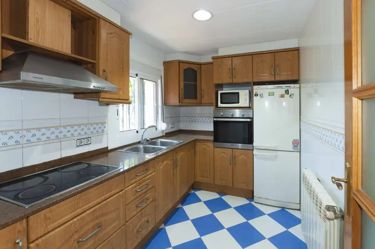 Amplio apartamento con jardín privado cerca de la playa y del centro de la ciudad. (Roses)