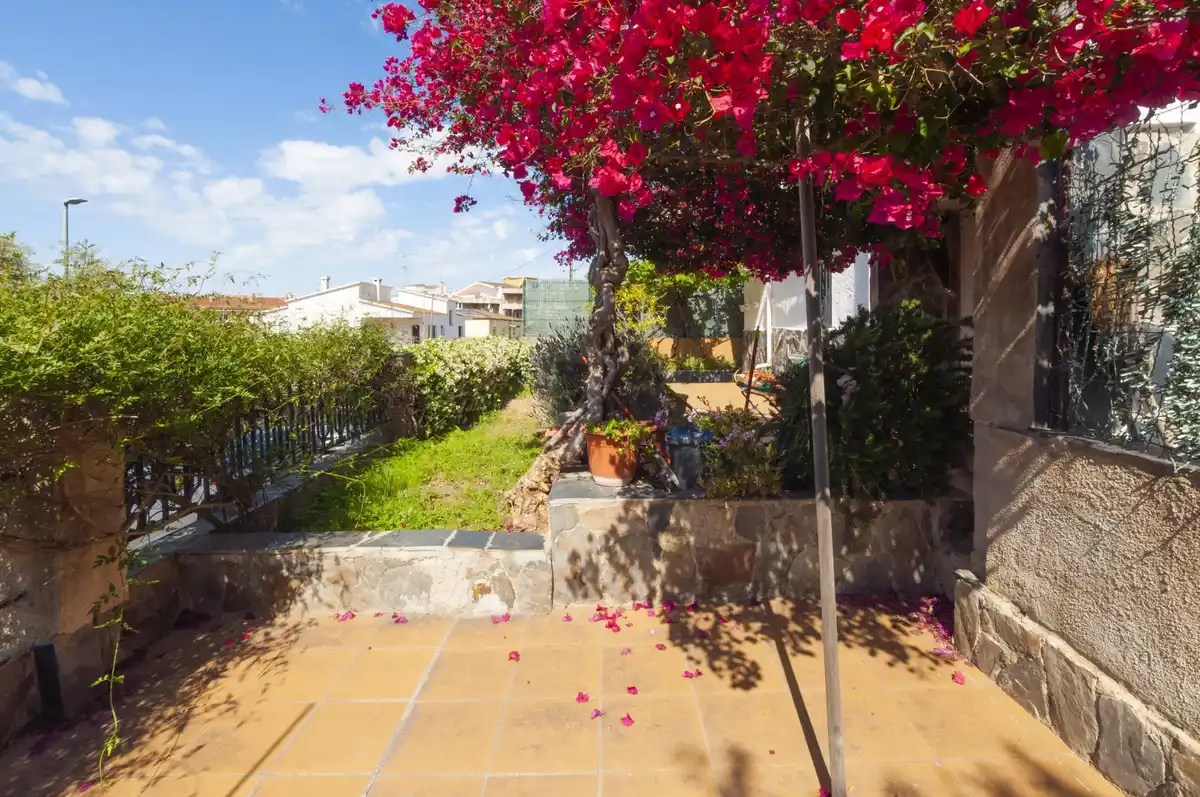 Amplio apartamento con jardín privado cerca de la playa y del centro de la ciudad. (Roses)