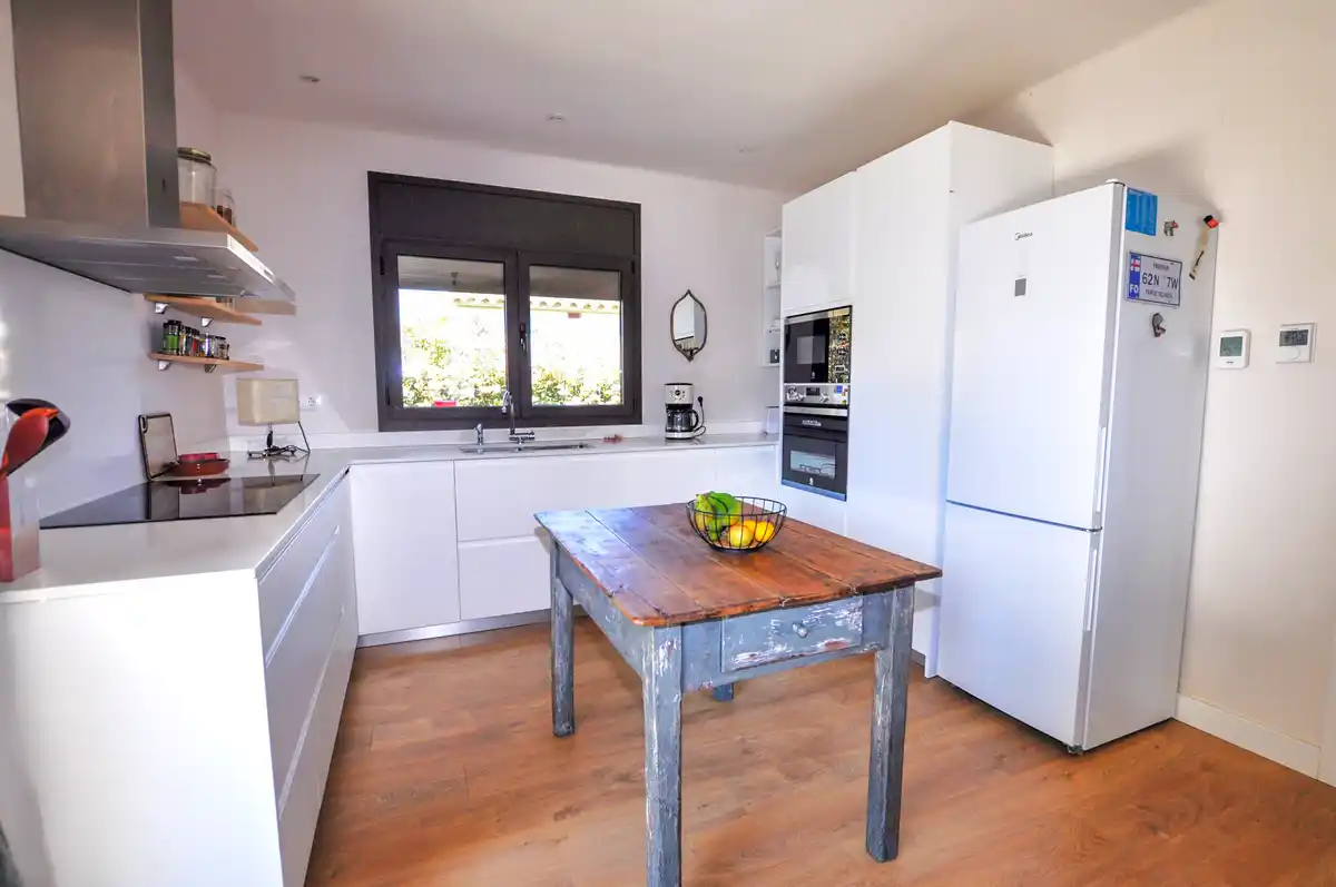 Casa reformada en venta con jardín en Sant Pere Pescador.