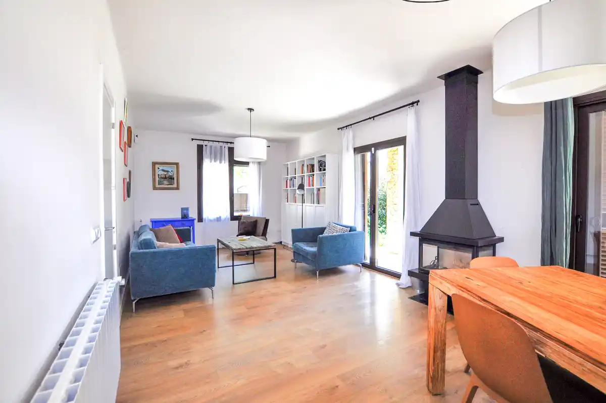 Casa reformada en venta con jardín en Sant Pere Pescador.