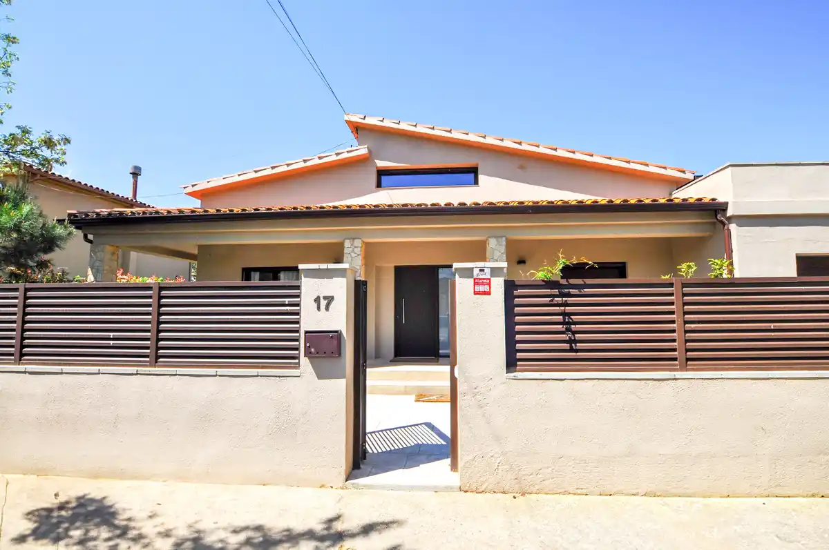 Casa reformada en venta con jardín en Sant Pere Pescador.