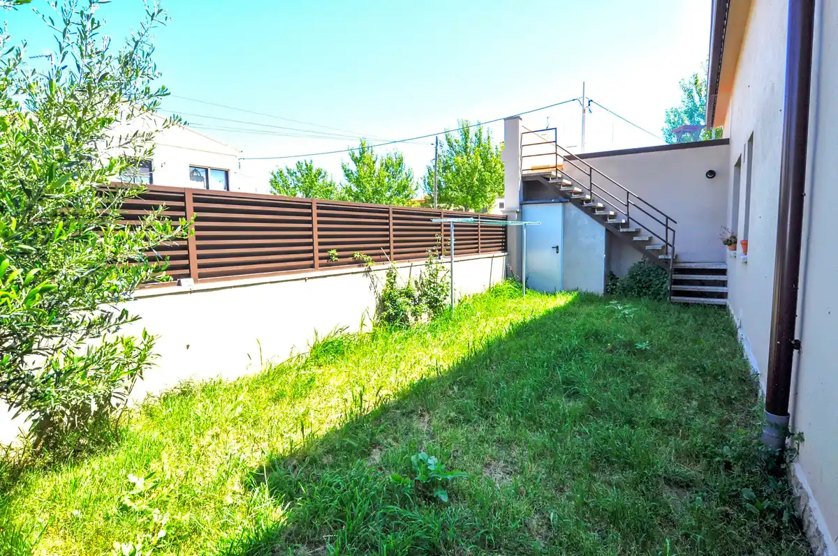Casa reformada en venta con jardín en Sant Pere Pescador.