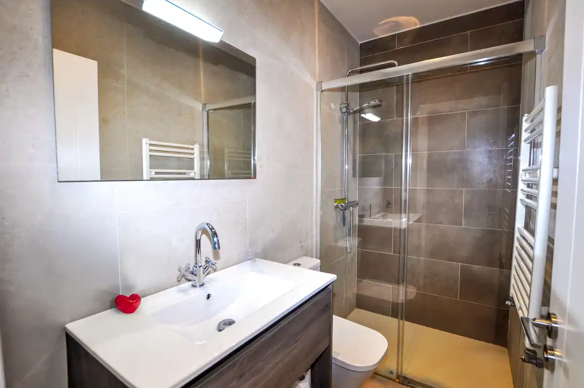 Casa reformada en venta con jardín en Sant Pere Pescador.