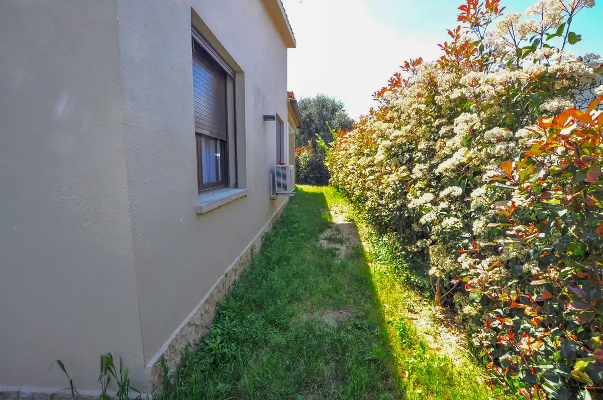 Casa reformada en venta con jardín en Sant Pere Pescador.