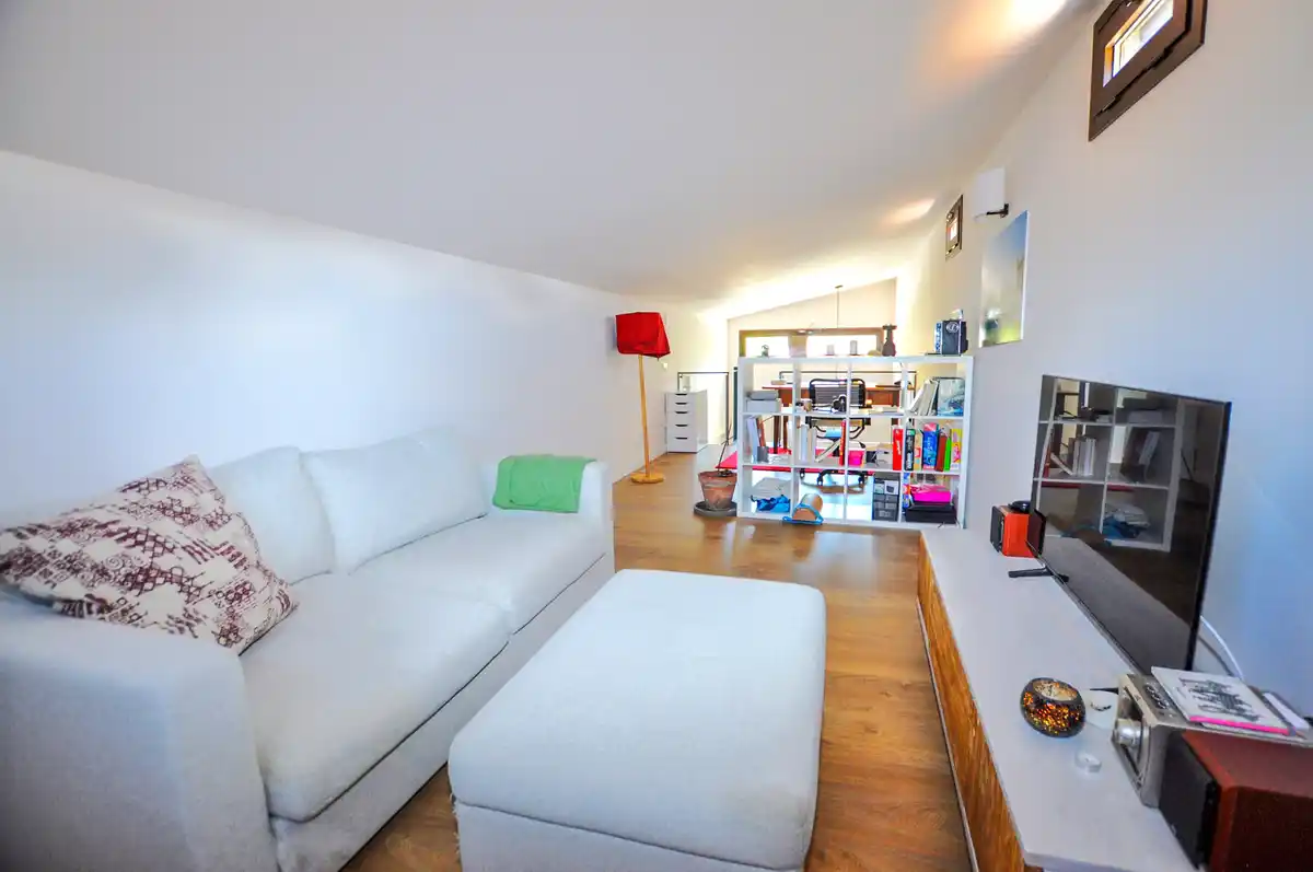 Casa reformada en venta con jardín en Sant Pere Pescador.