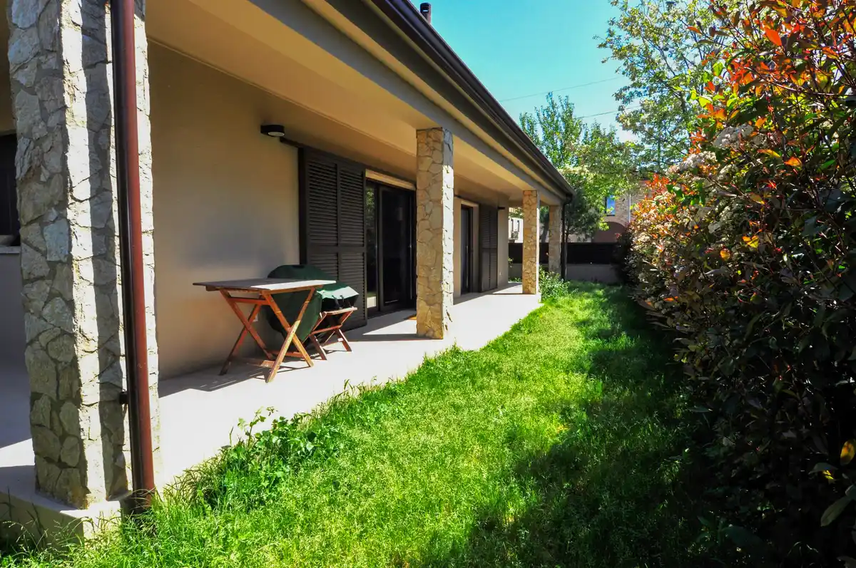 Casa reformada en venta con jardín en Sant Pere Pescador.