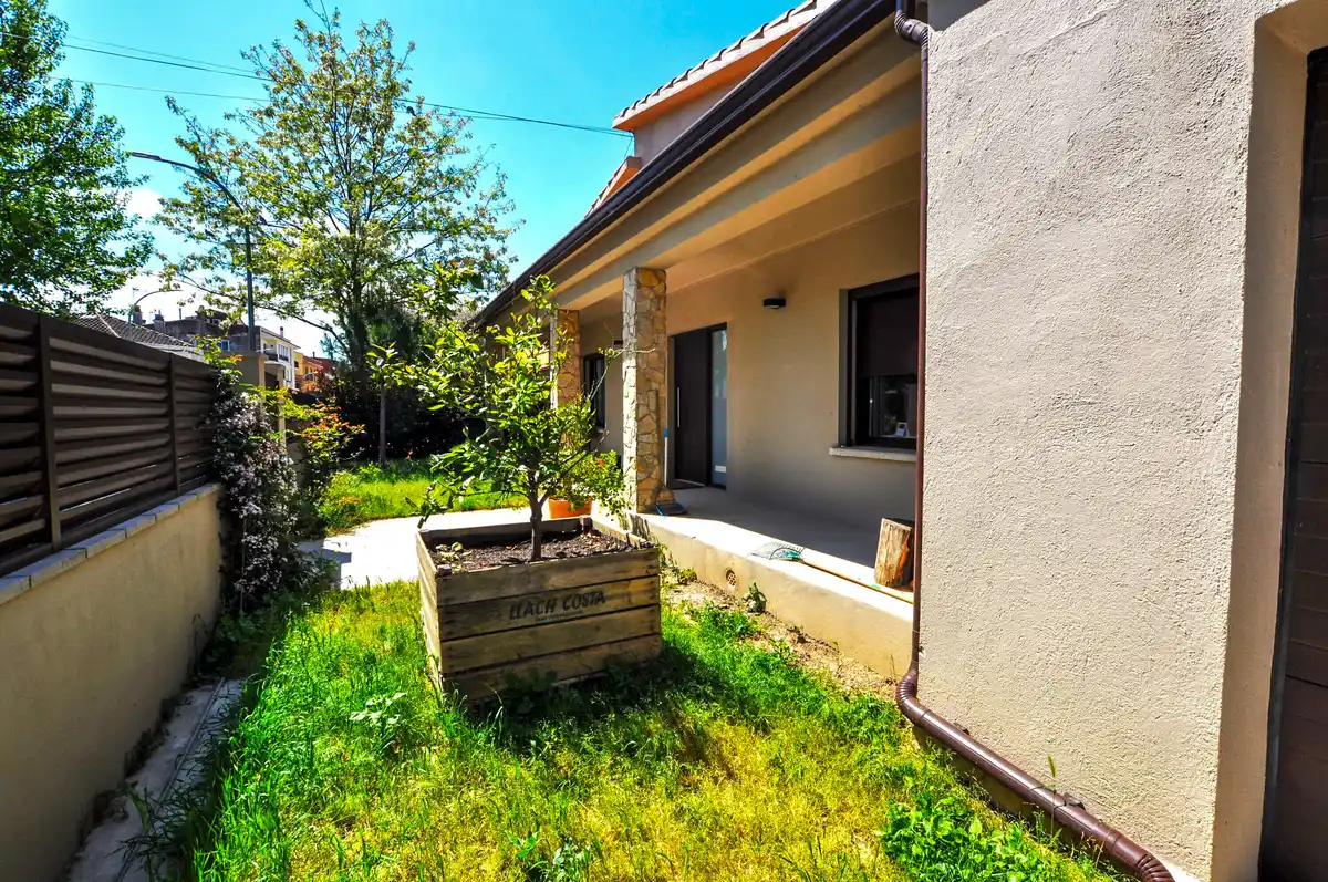 Casa reformada en venta con jardín en Sant Pere Pescador.