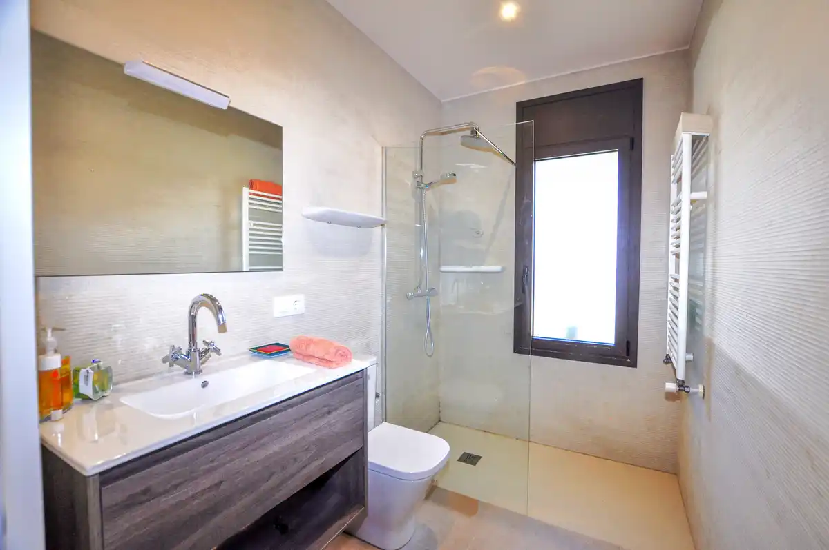 Casa reformada en venta con jardín en Sant Pere Pescador.