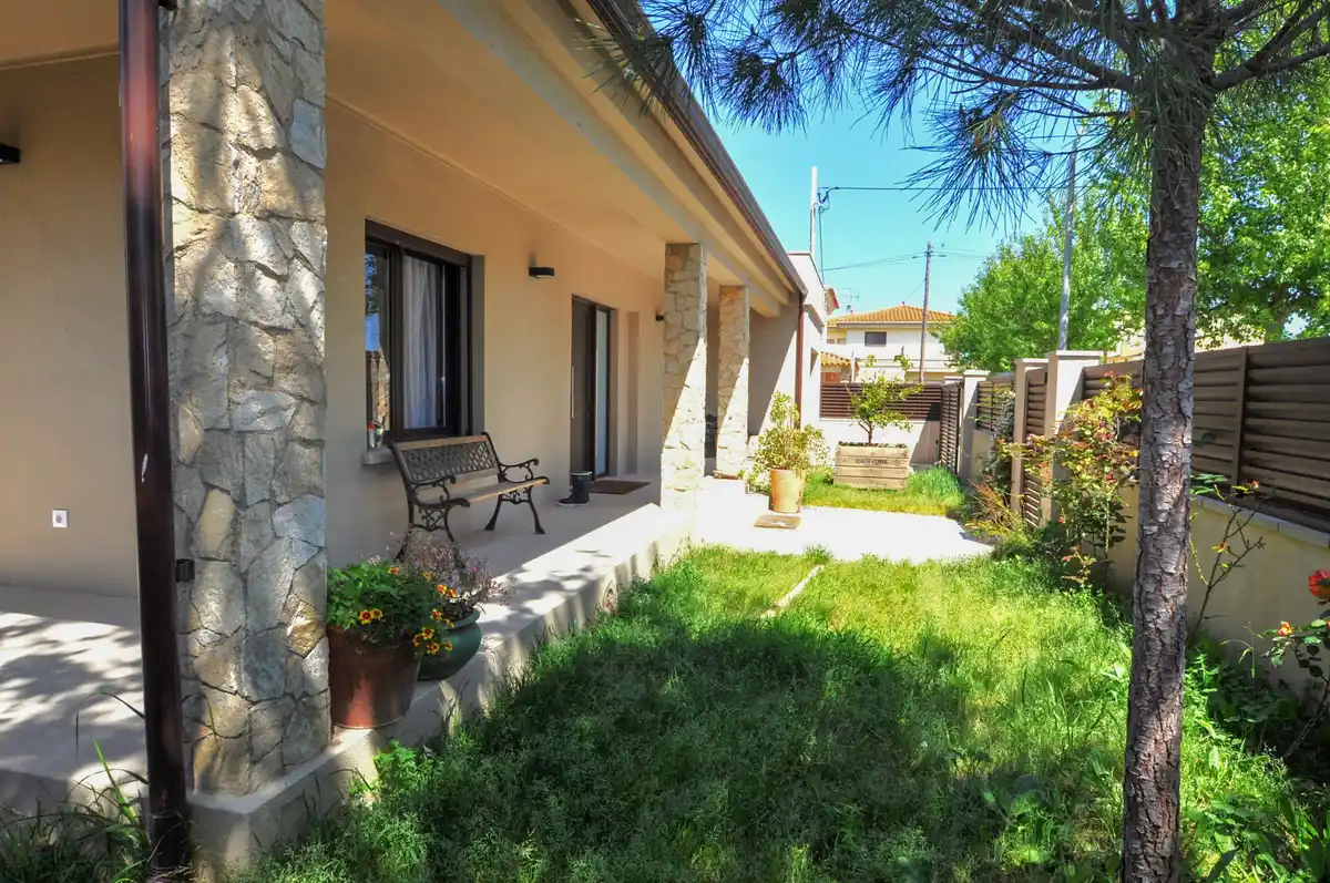 Casa reformada en venta con jardín en Sant Pere Pescador.