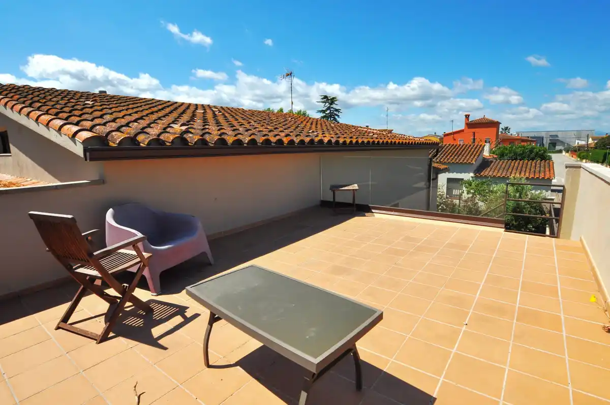 Casa reformada en venta con jardín en Sant Pere Pescador.