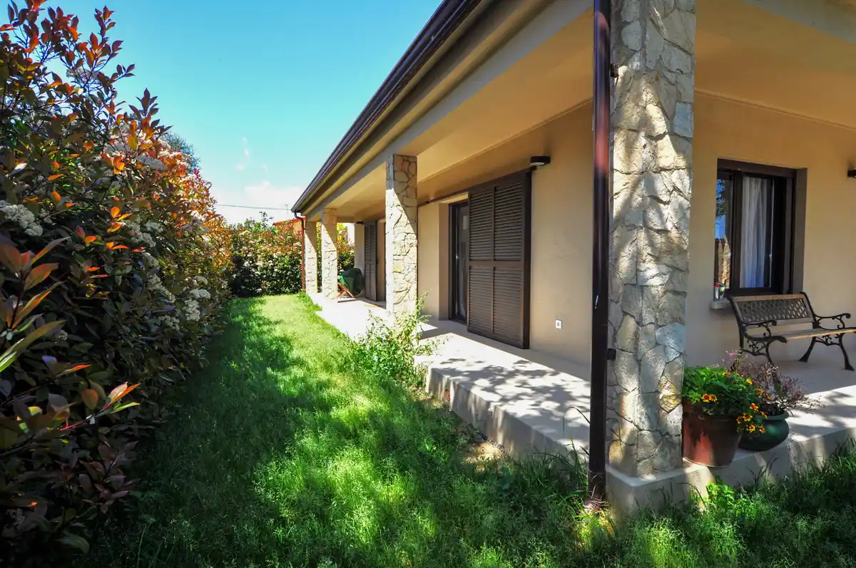 Casa reformada en venta con jardín en Sant Pere Pescador.