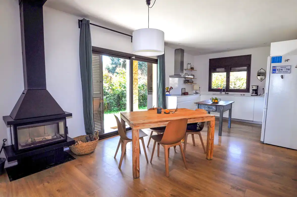 Casa reformada en venta con jardín en Sant Pere Pescador.