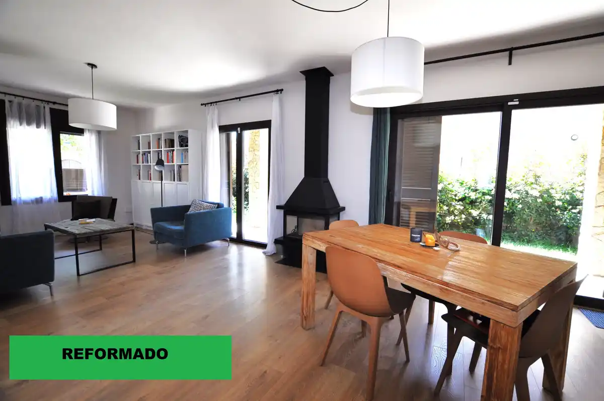 Casa reformada en venta con jardín en Sant Pere Pescador.