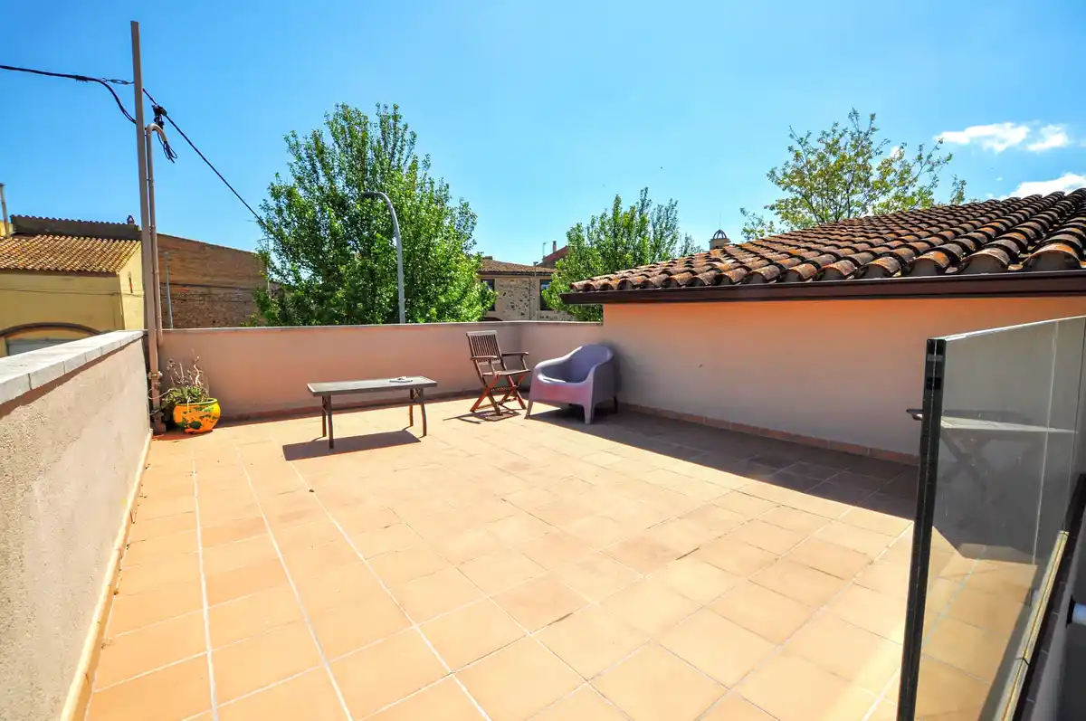 Casa reformada en venta con jardín en Sant Pere Pescador.