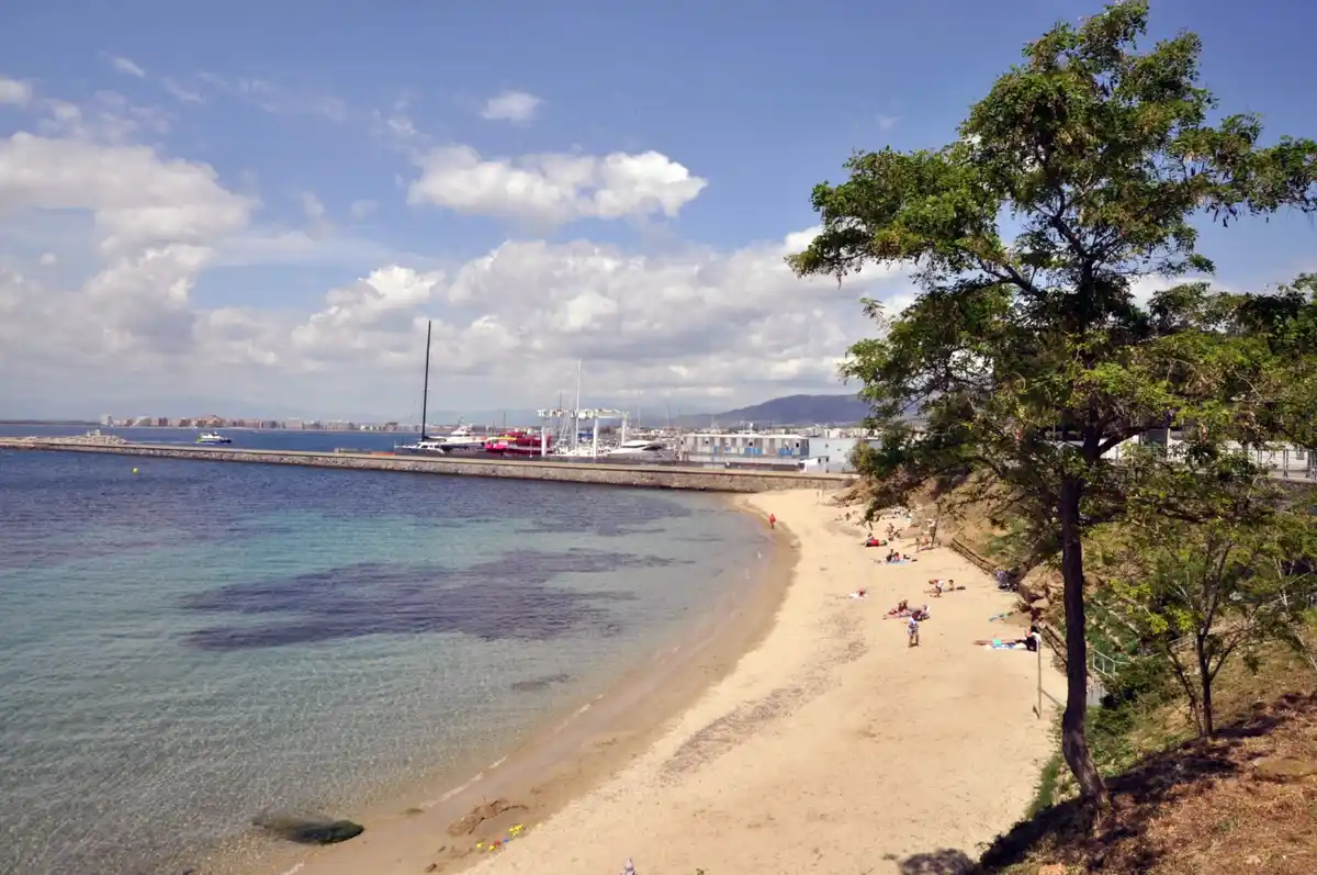Roses. ¡A tan solo 30m de la playa y con licencia turística!