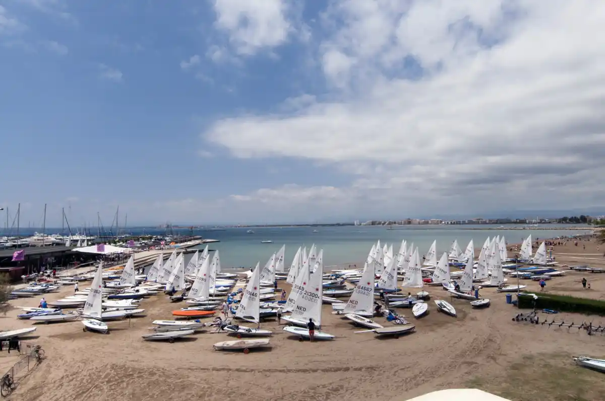 Roses. ¡A tan solo 30m de la playa y con licencia turística!