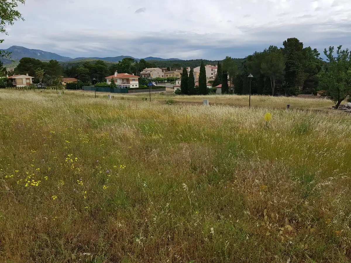 Parcela esquinera edificable en venta (Darnius).