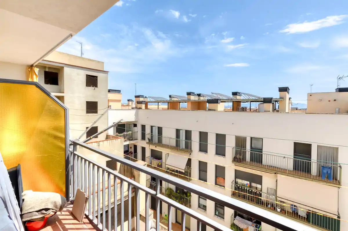 Vivir en el centro de Figueres y tener espacio de verdad no es fácil de encontrar.
